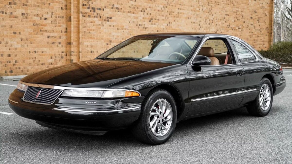    Lincoln Mark VIII Это купе продавалось с 1993 по 1998 год. Автомобиль был оснащён выдающейся трансмиссией и поразительно современным для того времени внешним видом. Он приводился в движение модульным 4.6-литровым двигателем V8 от Ford, который создавал 280 л.с. и мог разогнаться до «сотни» за 7,5 секунды.   
Bring a Trailer