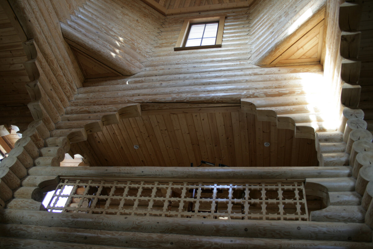 Деревянное ограждение балкона в церкви.