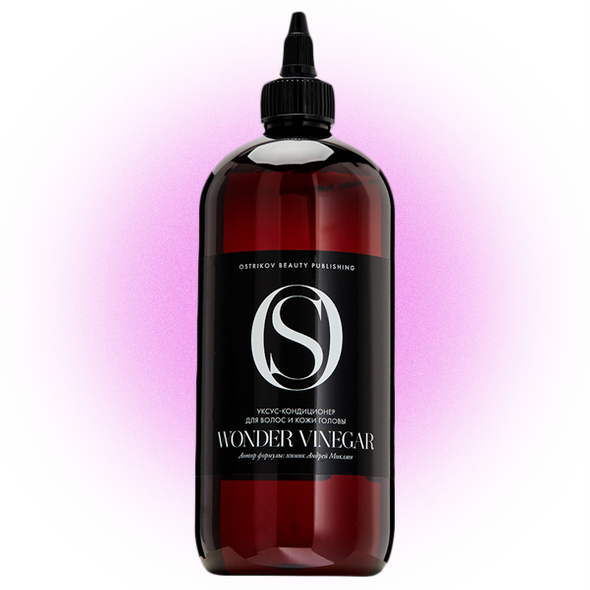 
купить1590 руб.Уксус-кондиционер для волос Wonder Vinegar, Ostrikov Beauty PublishingПрозрачная вода действительно пахнет уксусом, но более свежо и ненавязчиво. Использовать его надо после шампуня, как привычный кондиционер. Средство очень легкое, смывается быстро и после оставляет приятную отдушку. Сразу после использования волосы послушные и легко укладываются.    
 Отдельно хочу отметить удобный формат: благодаря специальному дозатору уксус легко наносится на проборы, не разливается и не требует дополнительных усилий — после нанесения остается только распределить средство руками. Сейчас у меня заканчивается уже вторая банка, и я точно возьму еще.