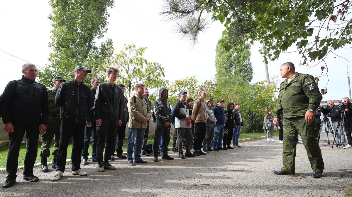    Мужчины, призванные на воинскую службу в ходе частичной мобилизации, возле военного комиссариата Советского, Ворошиловского и Кировского районов Волгограда© РИА Новости / Кирилл Брага