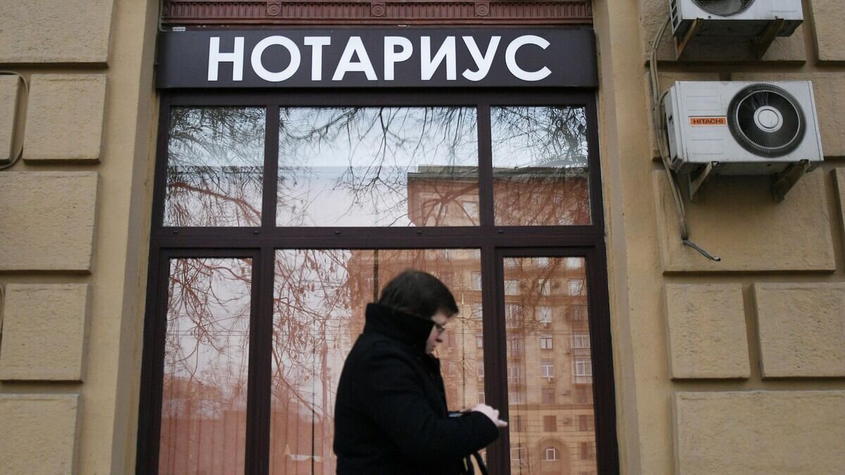    Посетитель у входа в московскую нотариальную контору© РИА Новости / Максим Блинов