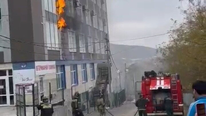     Сотрудники прокуратуры поставили на контроль проверку обстоятельств пожара на улице Сельской во Владивостоке. Уже известно, что могло стать причиной возгорания.