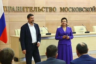    Зампред правительства Подмосковья Анна Кротова и министр транспорта и дорожной инфраструктуры региона Алексей Гержик вручают областные и ведомственные награды © Сайт Министерства транспорта и дорожной инфраструктуры Московской области