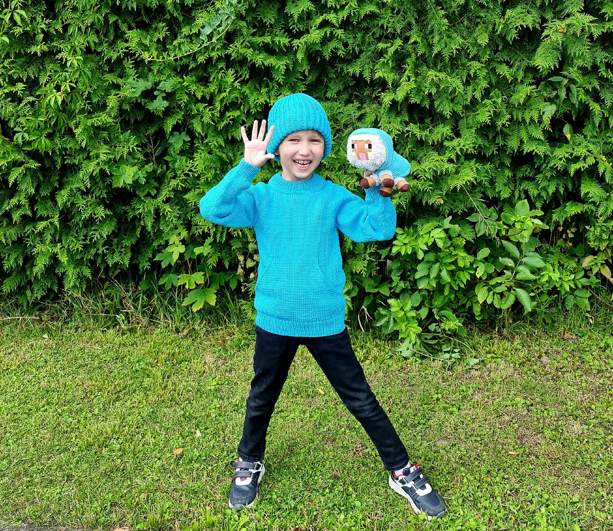 Когда сын выбрал этот цвет, мне он показался слишком девчачьим, но сын доволен и носит с радостью.