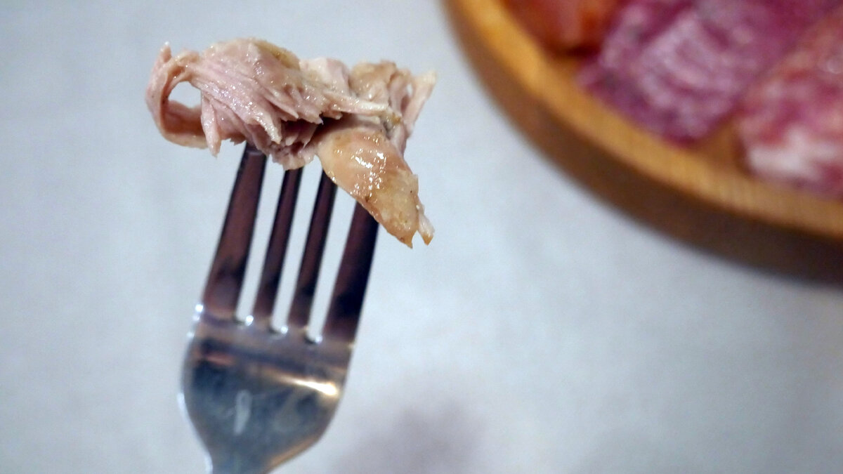 Мясо очень нежное и сочное, благодаря приготовлению на относительно низкой температуре.