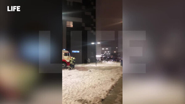 Пожар в 40-этажном доме у "Москвы-Сити". Видео © LIFE