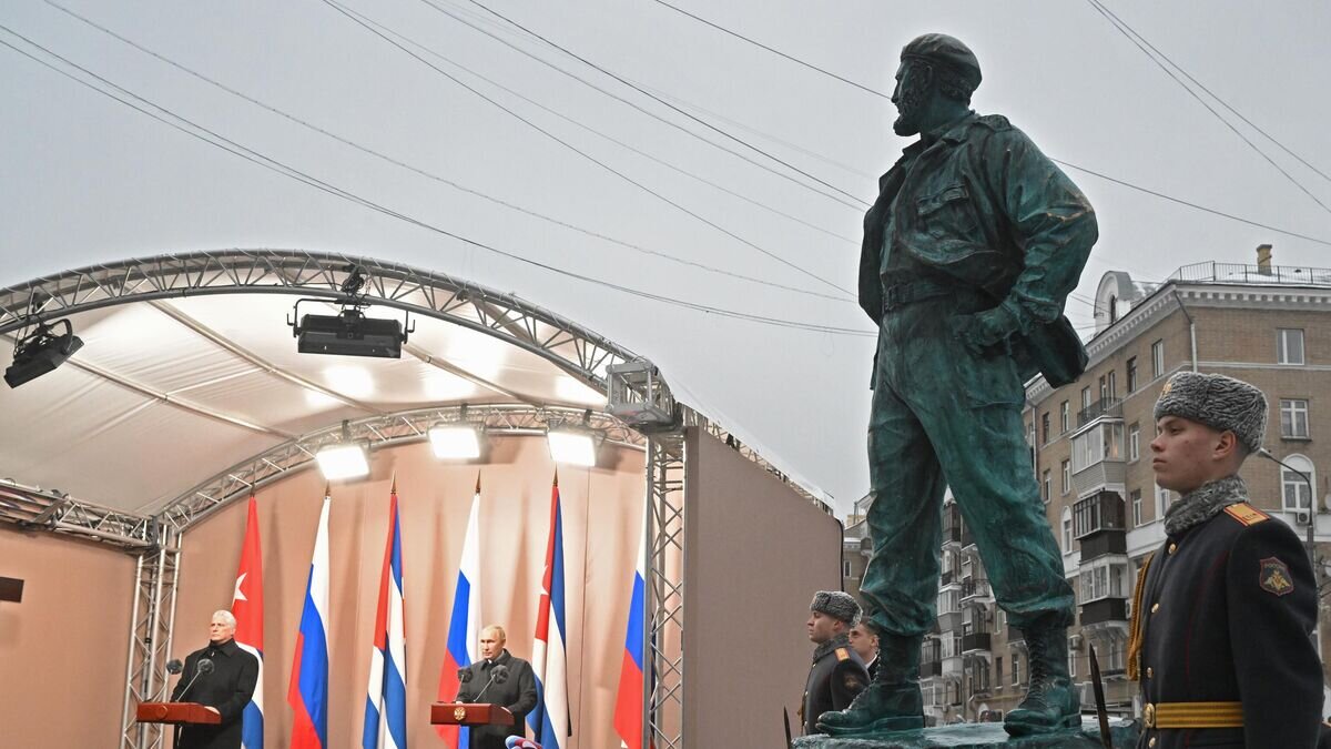    Президент РФ Владимир Путин и президент Республики Куба Мигель Диас-Канель Бермудес принимают участие в церемонии открытия в Москве памятника команданте Фиделю Кастро© РИА Новости / Сергей Гунеев