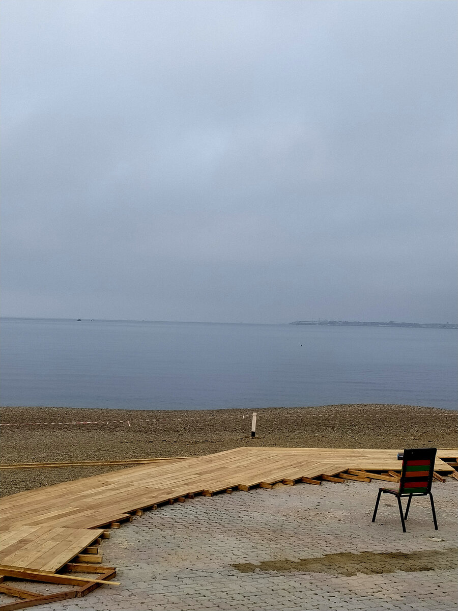 Очень одинокий стул. Полосатый как наша жизнь)