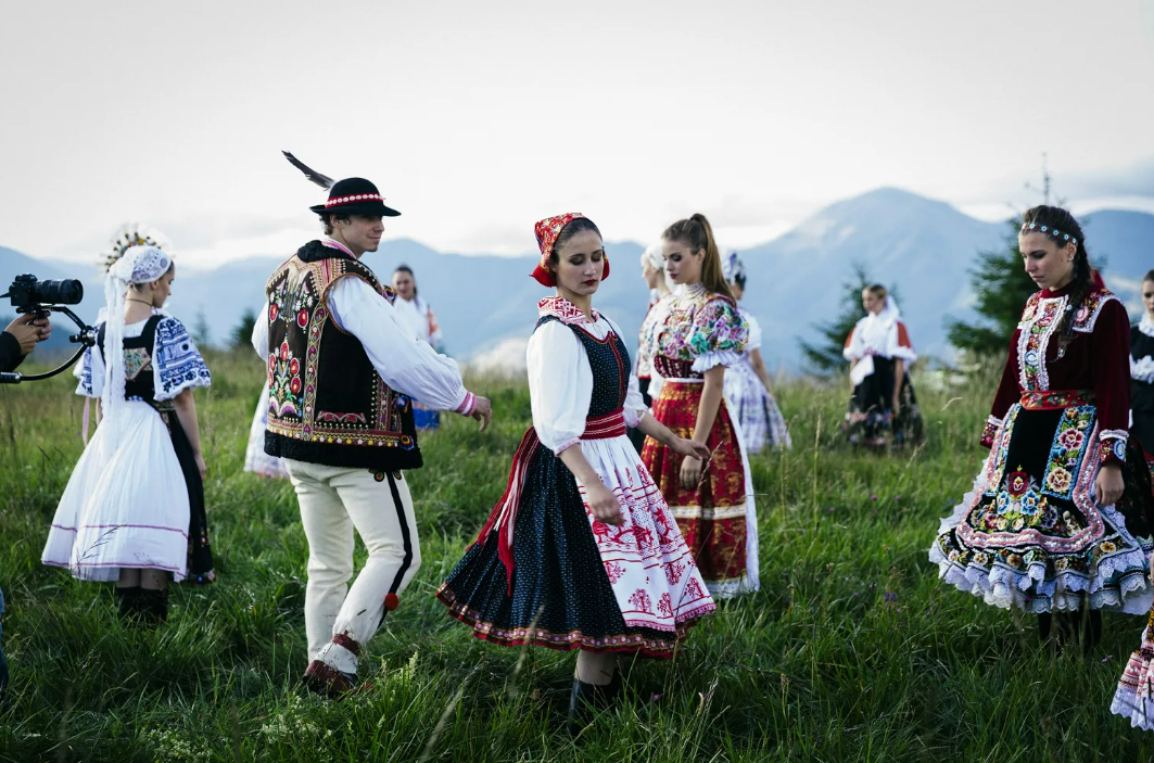 Словакия национальный костюм. Национальная одежда Словакии. Словения национальный костюм. Чехи в национальных костюмах. Национальный тыс