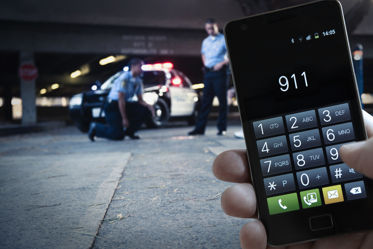 Звонки phone phone. Набор номера 911. Звонит в 911.