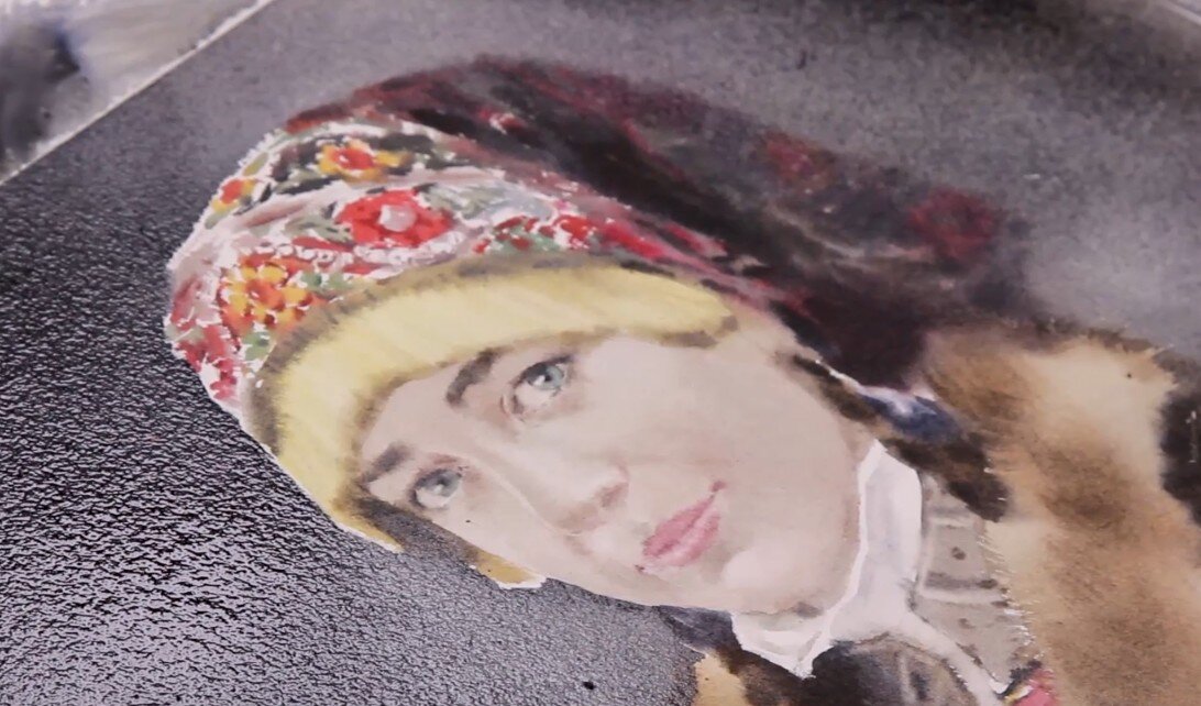 Художник Анна Иванова работает одной крупной каллиграфической кистью на протяжении всего мастер-класса по портрету. Листайте галерею.