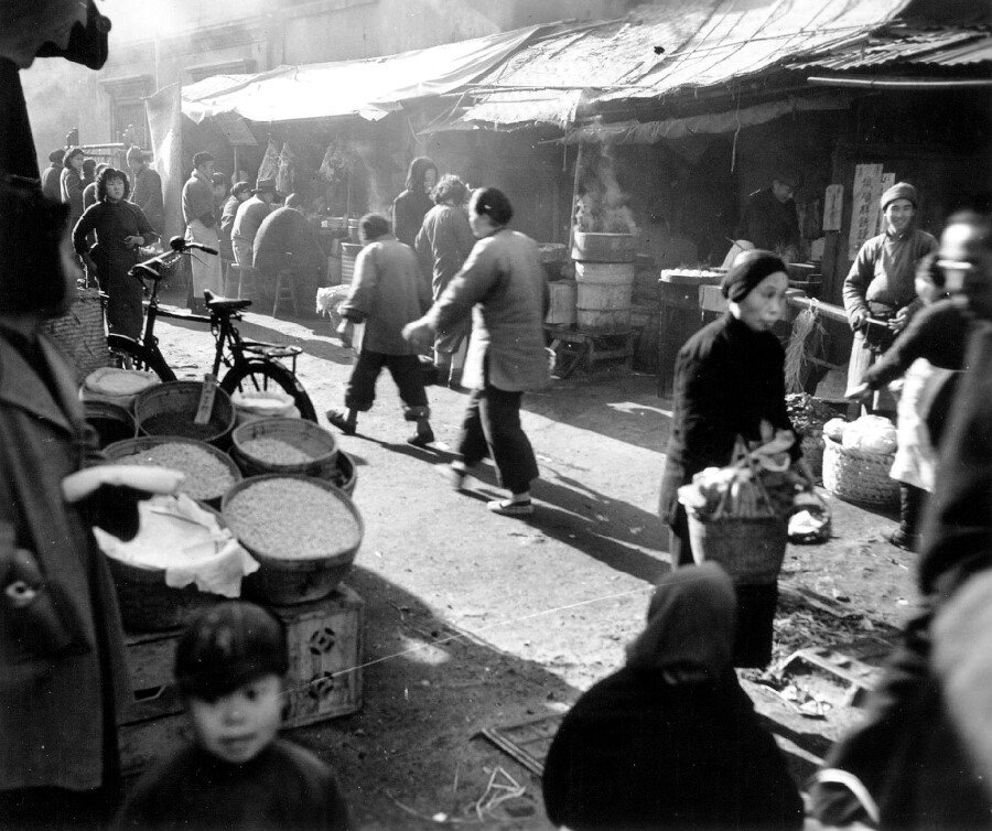 Утреннее  солнце сияет, когда рынок оживает с первыми покупателями.  Судя по  витринам, поставка товаров была бесперебойной и адекватной.