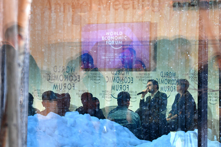    «Пока снег засыпает швейцарский горный город Давос, американские законодатели собрались в теплых и тихих комнатах, пытаясь развеять опасения европейцев, что Соединенные Штаты превратились в протекционистскую державу» Фото: © Lian Yi/XinHua / www.globallookpress.com