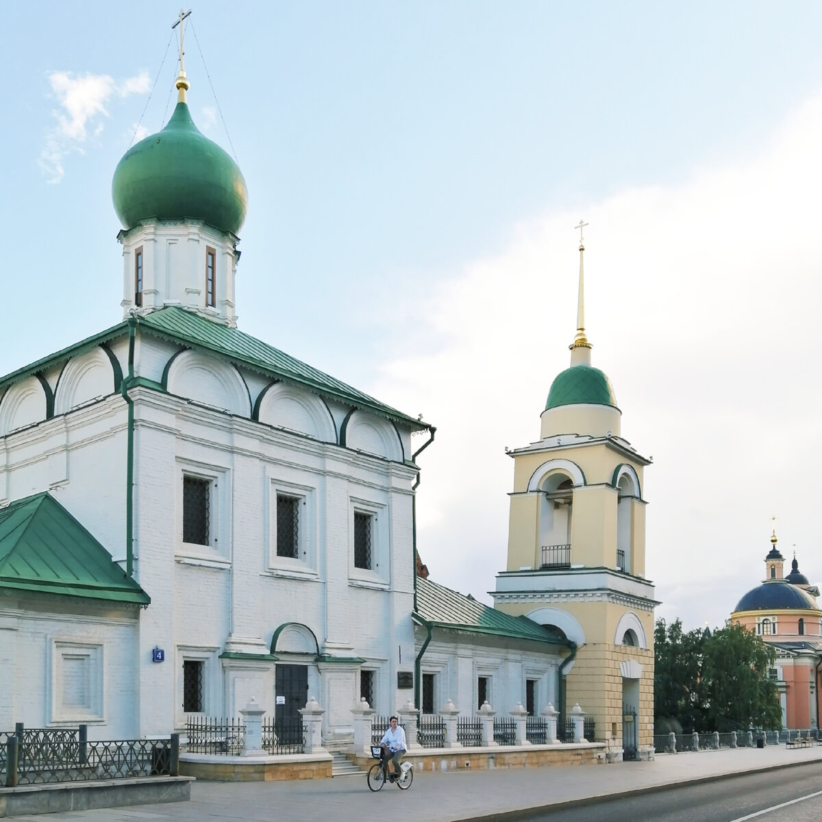 Вид на церковь от Гостинного двора. 