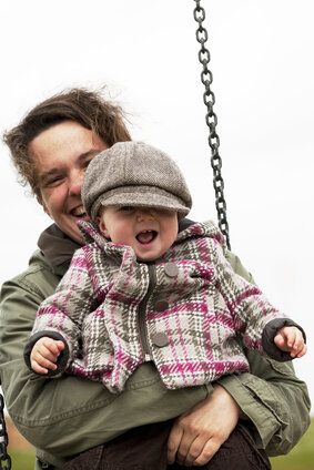 Редкая мама может похвастаться тем, что успевает все: воспитывать детей, заниматься домом, делать покупки, готовить, уделять время мужу и себя любимую не забывать. Особенно туго без помощников приходится маме, у которой старший ребенок только начал ходить в садик и потому часто болеет, а младший еще грудной: требует ее постоянного внимания и устраивает всей семье бессонные ночи. Или если мама недавно вышла на работу после декретного отпуска, и в ее жизнь вернулись совещания допоздна, командировки и пробки, а дома после офиса отдохнуть не получается - маму дожидаются соскучившиеся дети, проголодавшийся муж и горы немытой посуды и неглаженого белья.