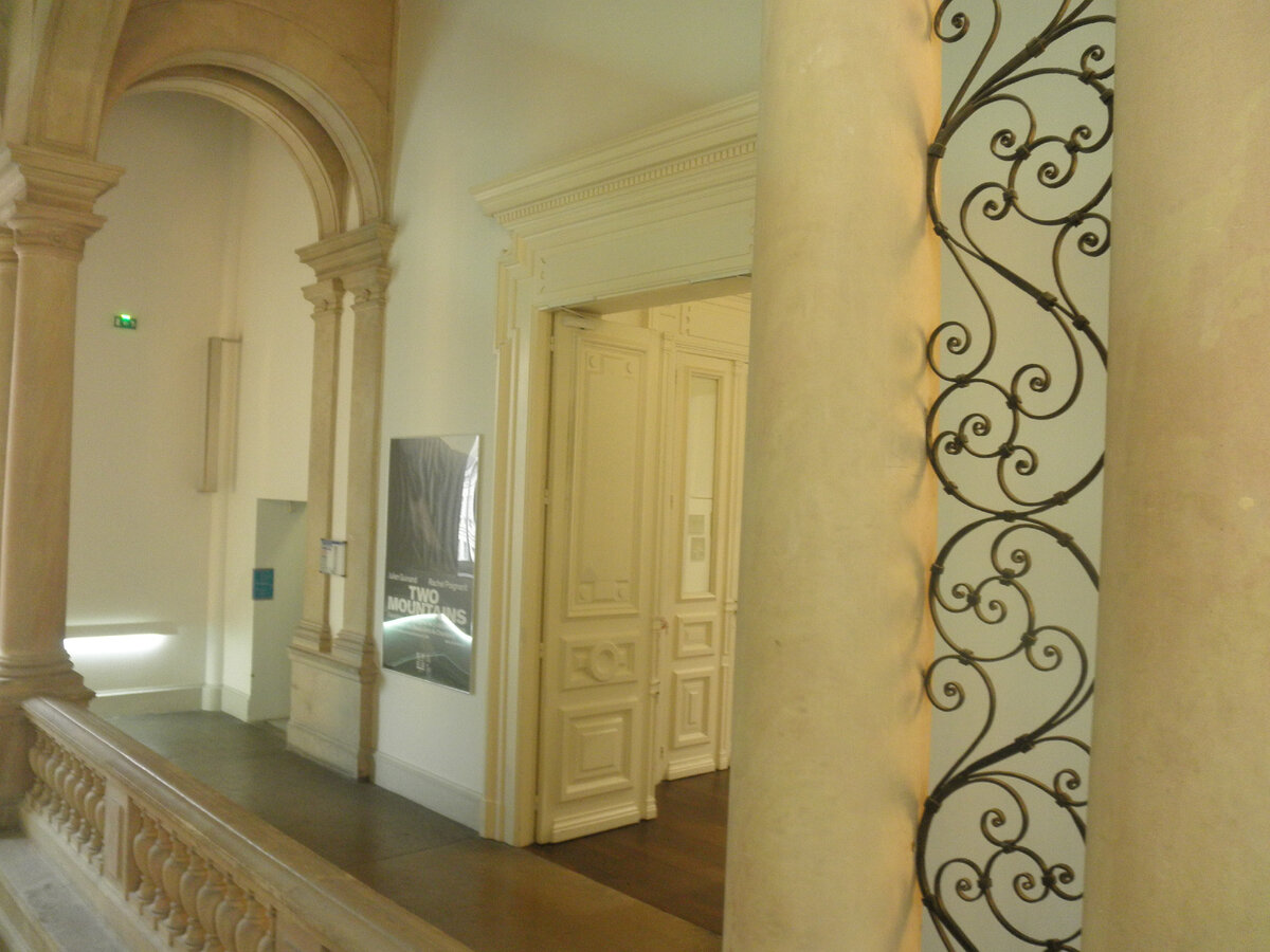 Перед входом в зал музея в Шамбери