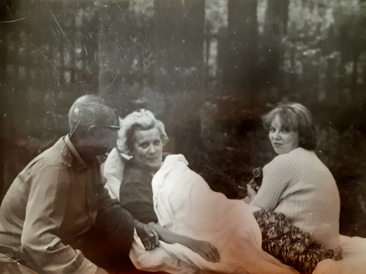 Всклокоченная дама на  фото, возлежащая на раскладушке среди корабельных сосен, - моя  бабушка, Валентина Ильинична, рядом присел дед, Юрий Иванович, генерал  Генштаба, а неоперившийся ещё лебедёнок вполоборота - их дочь,  десятиклассница Наташа.