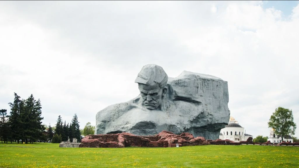 Брестская крепость, монумент «Мужество».