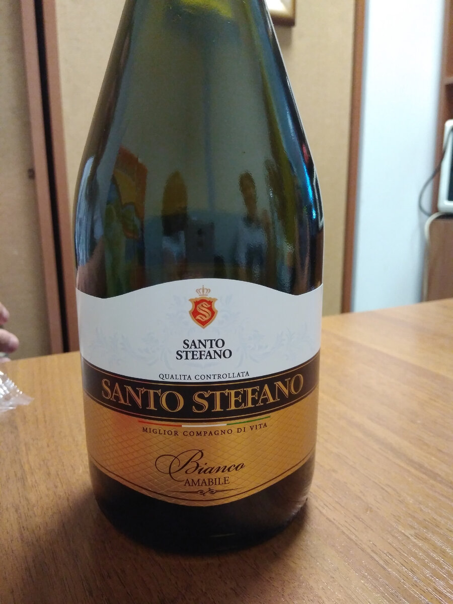 Шампанское, холодное и вкусное. На работе пьем, да, снимаем стресс.. 