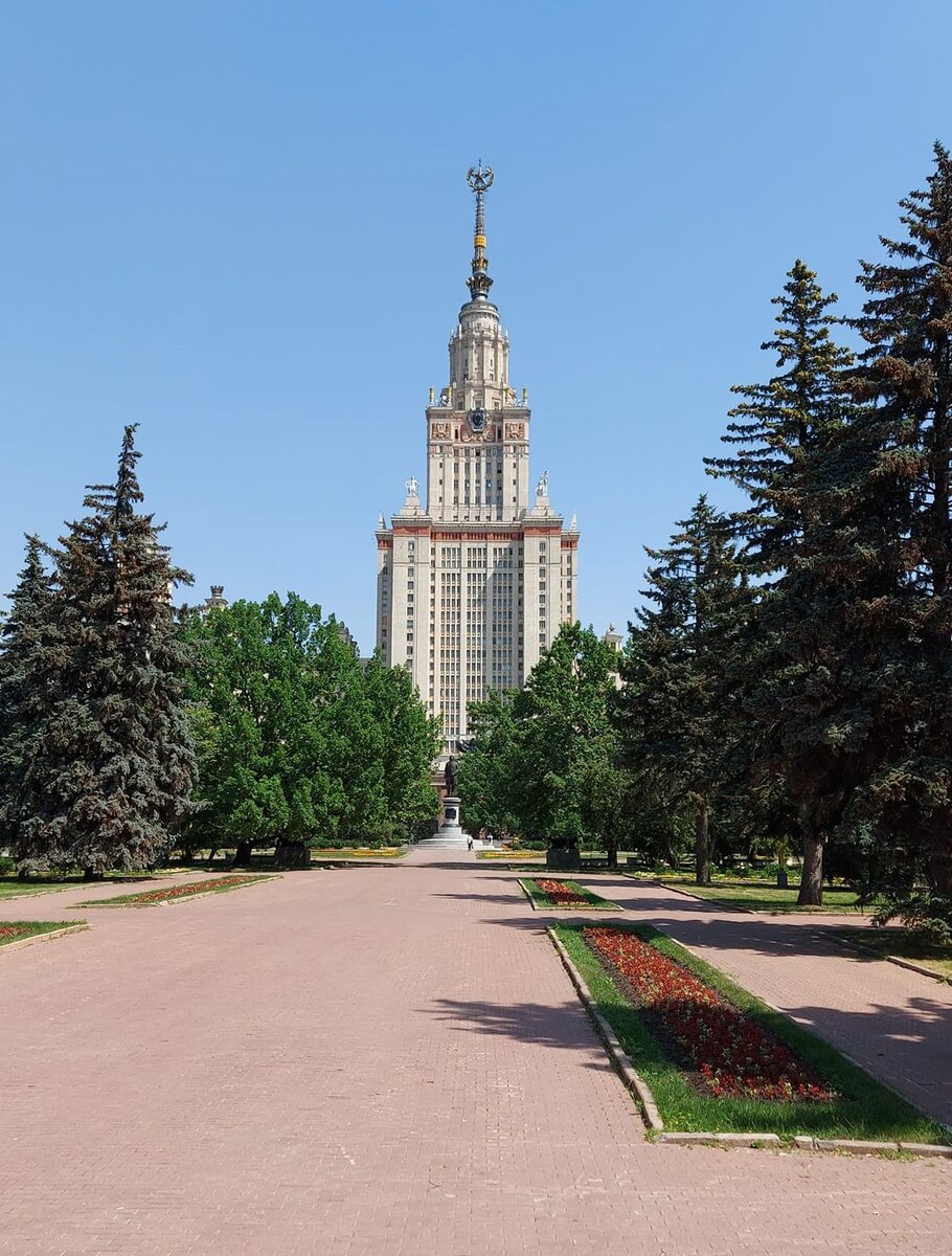 МГУ. Безлюдно. 
