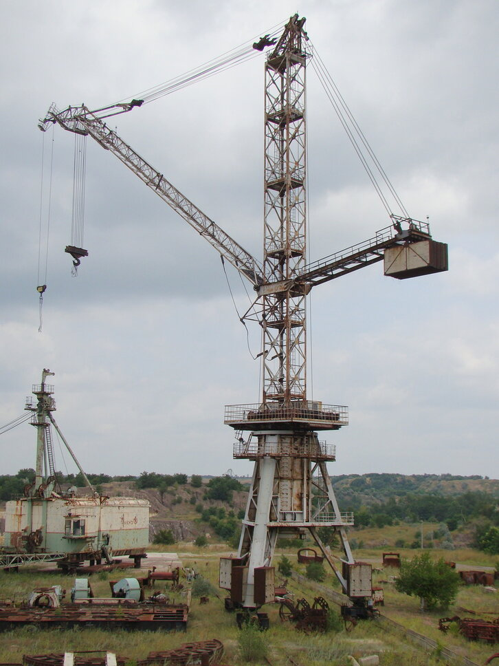 БК-1000Б с увеличенной высотой оголовка и нештатной крюковой подвеской основного подъема.