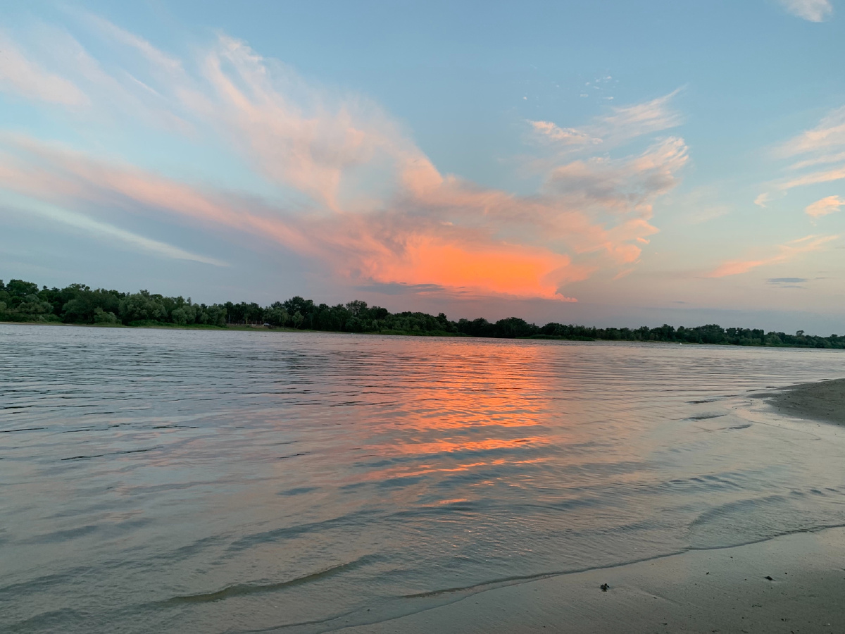 Красивый закат на реке. Мне важно, чтобы было красиво. Мобильное фото автора