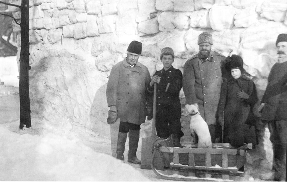 Александр III с детьми Михаилом и Ольгой, учителями К. Хисом (слева) и Ф. Тормейером у снежной крепости в Гатчине. Конец 1880-х – начало 1890-х гг.