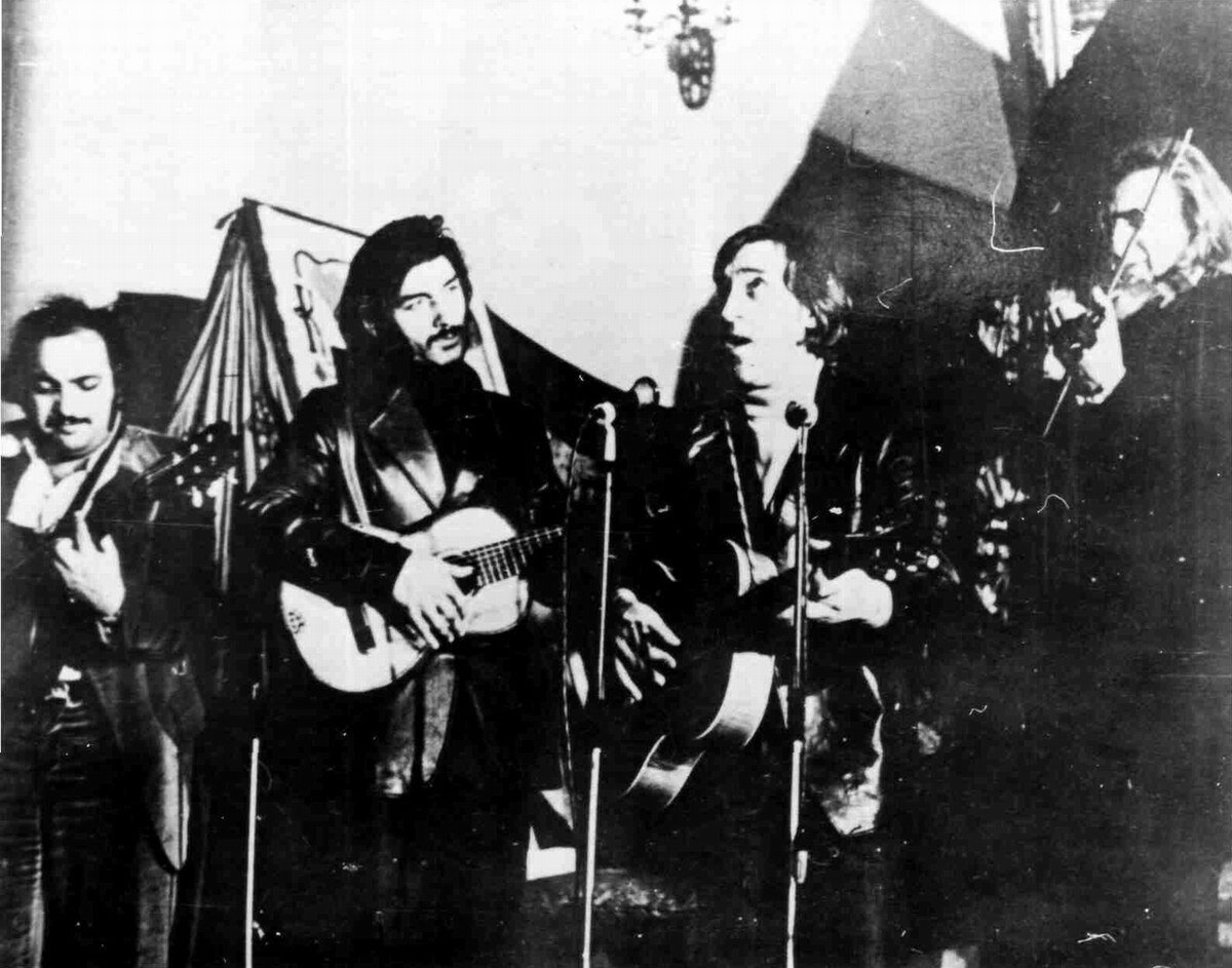 1975, 05 декабря - Вечер «Под шатром с чаепитием» в театре «Ромэн». Дуфуня Вишневский, Павел Бобров, В. Высоцкий, А. Якулов. Фото: Б. Яровой