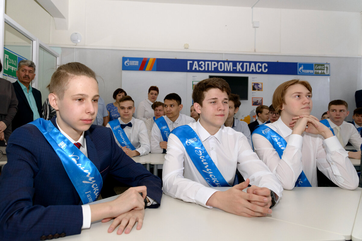 С ребятами компания заключает договоры, в соответствии с которыми в дальнейшем, при успешном поступлении в вузы, они становятся целевыми студентами