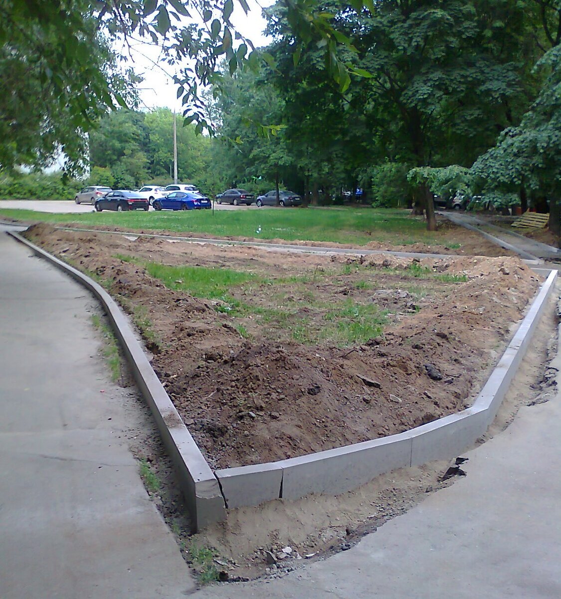 Здесь была большая площадка с травой, бегали собачки, дети. Во время ремонта почти треть территории заняли по стоянку для машин (она не полностью используется), проложили новые широкие тротуары, расширили существующий. Результат  - асфальта больше, газон значительно уменьшился. Чем дышим?