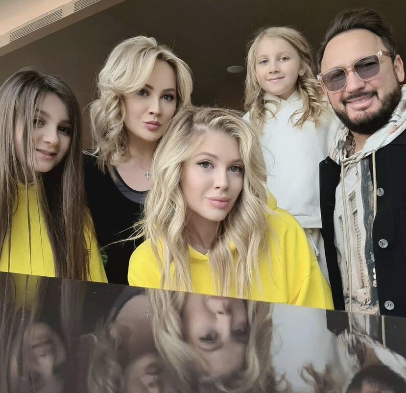 Инна и Стас Михайловы с дочерьми 