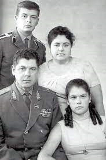 Генерал-лейтенант Петр Шкидченко с семьёй. Фото из открытых источников.