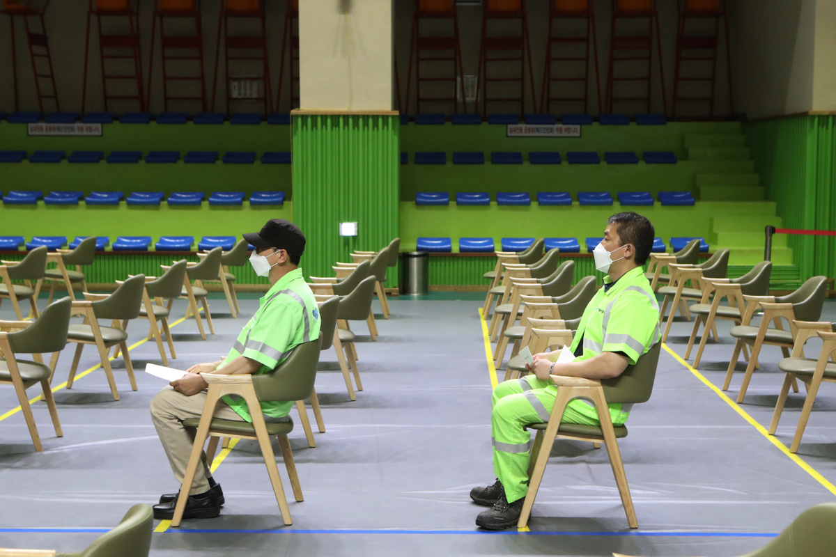 На этой фотографии показаны «ключевые работники», ожидающие вакцинацию в клинике в Сеуле во вторник (Ренхап)
