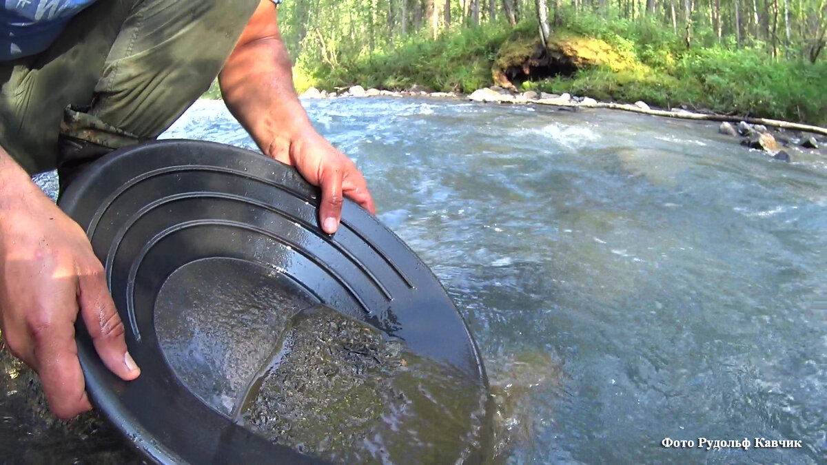 Промывка пробы на старательском лотке