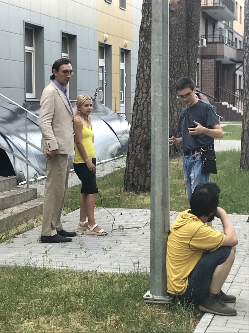 На съёмочной площадке: поэт и актёр любительского кино Александр Балабанов в окружении съёмочной группы: Татьяны Завадской, Олега Черкалина и Дмитрия Григорьева