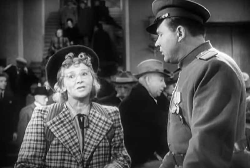 Кадр из фильма "Встреча на Эльбе". Рина Зелёная в роли немки с велосипедом и Борис Андреев в роли сержанта Егоркина