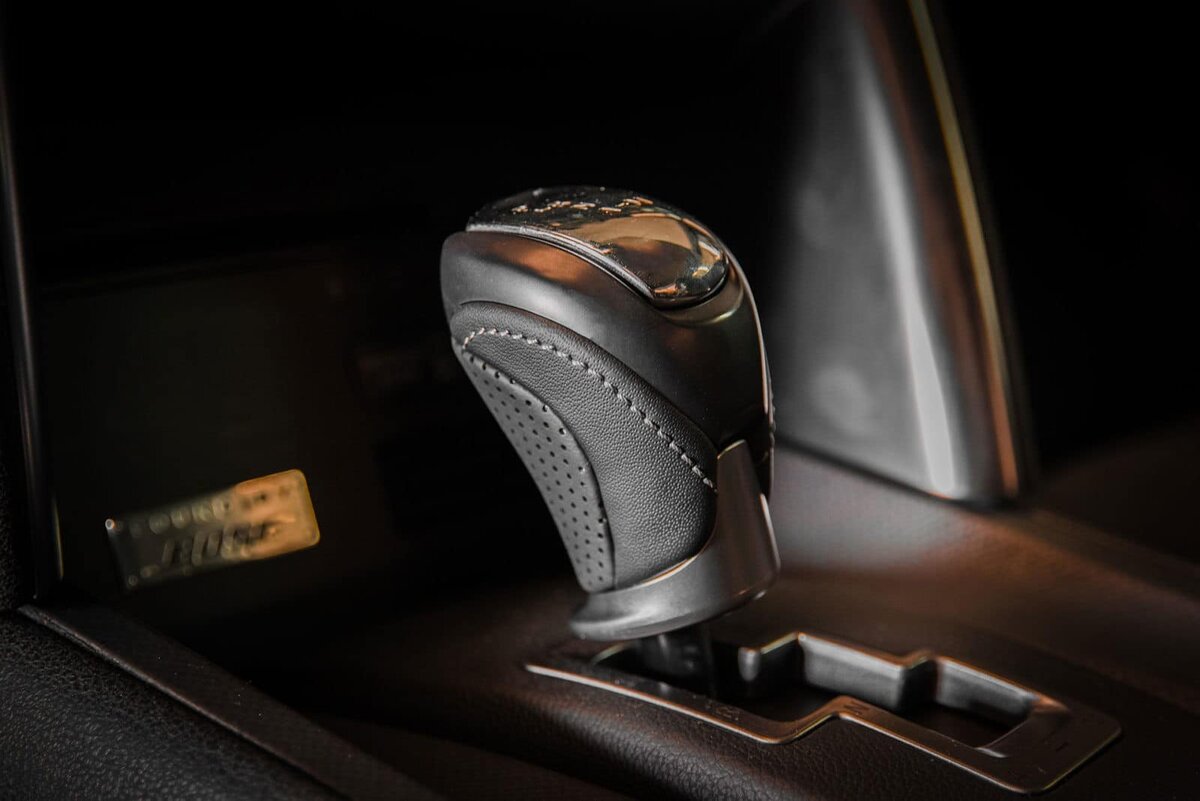 История развития коробки передач  

Коробка передач не всегда была такой, как сейчас. У ее развития тоже есть своя история. Ее необходимость остро встала, когда автомобилисты поняли, что необходим какой-то промежуточный механизм, способный менять крутящий момент помимо участия двигателя, так как его возможности ограничены всего лишь ограниченным диапазоном оборотов. Любой автоинструктор по вождению понимает, что сначала были созданы механические коробки, а потом автоматические. Но с чего все началось?

 

Изобретателем механической коробки переключения передач считается знаменитый немецкий инженер Карл Бенц. В 1887 году его супруга Берта тайно отправилась вместе с их сыновьями на первом автомобиле в мире навестить свою мать, на расстояние 80 километров. Путешествие оказалось очень сложным из-за несовершенства автомобильной конструкции. Трудность состояла не только в быстром износе тормозных механизмов, сделанных из кожаных ремней, и топлива, роль которого в те времена исполнял обычный пятновыводитель – средство под названием лигроин. Двигатель этого автомобиля был настолько слабым (его мощность равнялась всего лишь 0,8 лошадиным силам), что он не мог ехать под гору, и его приходилась заталкивать туда вручную. Именно после этого вояжа Бенц решил усовершенствовать автомобиль, установив на него вспомогательную передачу.

 

Первая МКПП была весьма примитивным устройством. Она представляла собой два шкива различного диаметра, установленные на ведущей оси. С валом мотора их соединял ремень. Рычаги помогали переставлять ремень. Со временем кожаные ремни по причине их низкой выносливости были заменены на цепь, а шкивы – на звездочки. Подобный механизм до сих пор успешно используется в велосипедах. Впоследствии появились синхронизаторы, позволившие частично автоматизировать процесс ручного переключения передач.

 

А вот автоматические коробки переключения передач впервые фигурировали в 1928 году, о чем мало кто знает. Автором этого детища автомеханики стал опять-таки немец – профессор Феттингер. В 1903 году он запатентовал самый первый гидротрансформатор, который впоследствии лег в основу разработки механизма первой в мире автоматической коробки передач, заменив роль сцепления в ее работе. Их начали использовать впервые на общественном транспорте – автобусах шведского производства. Первой же легковой моделью автомобиля с АКПП стал Бьюик в 1947 году.