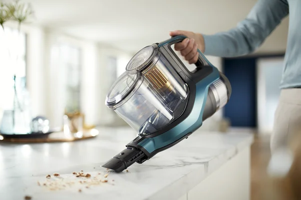 Еще у Philips есть встроенный ручной пылесос ― его можно приспособить даже для уборки салона автомобиля