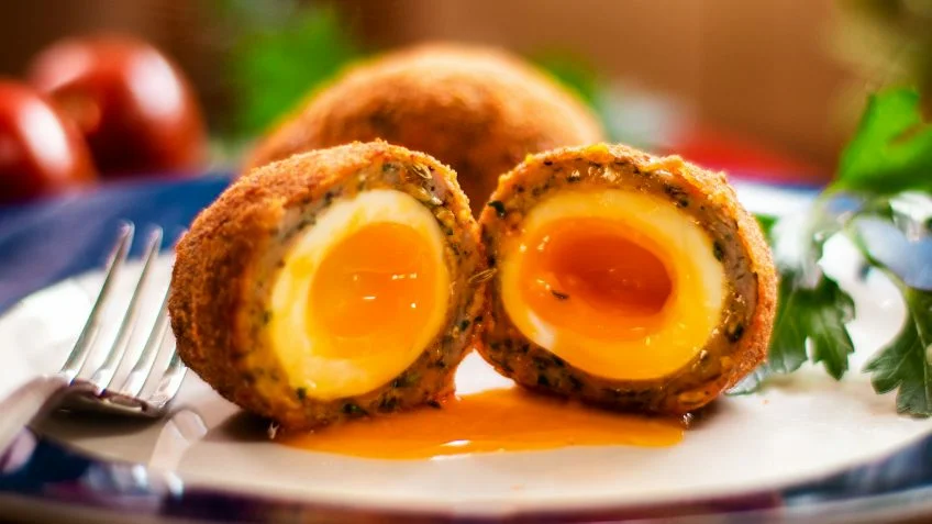 Яйцо по-шотландски. Блюдо яйца по шотландски. Мясные яйца по-шотландски. Яйца по шотландски с фаршем.