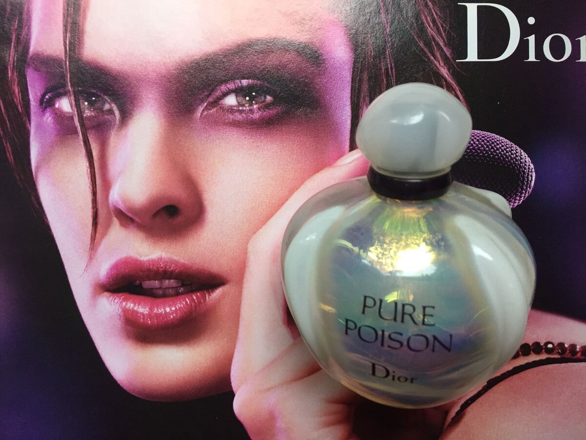 На фото флакон 2010 г. из коллекции Парфюм дня, рекламный постер аромата. Пирамида: Жасмин, Апельсин, Бергамот, Сицилийский мандарин; средние ноты: Гардения, Цветок апельсина; базовые ноты: Сандал, Белая амбра, Кедр, Белый мускус.