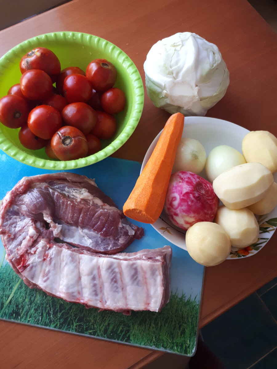 Для него  понадобится; свиные рёбра, картошка, борщевая свекла,лук,морковь, кубанские томаты., капуста.
