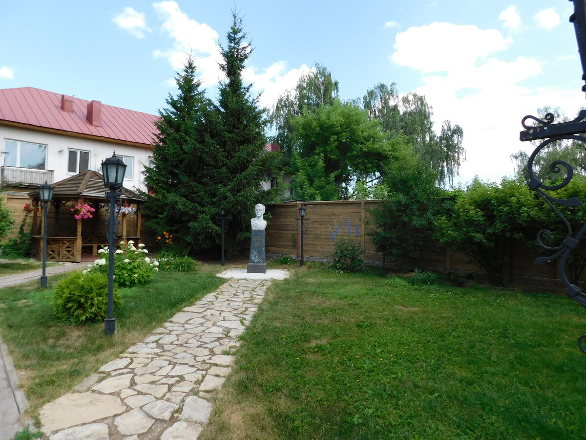 Во дворе дома -музея Н.Дуровой в Елабуге