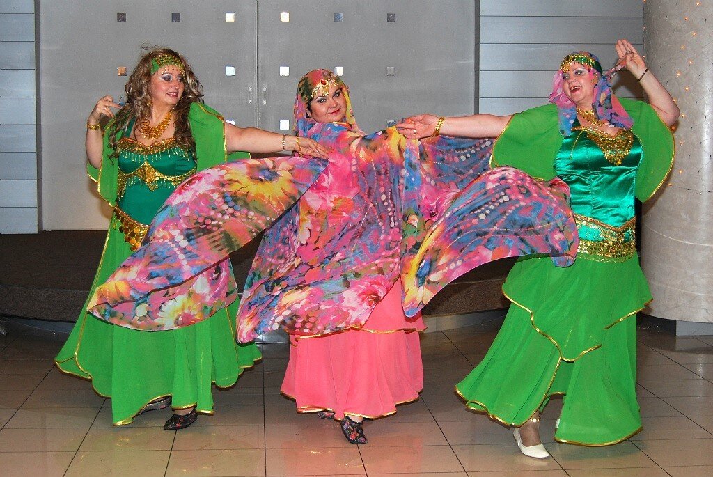 Разве не прекрасно увлечение танцами? В центре моя сестра. 