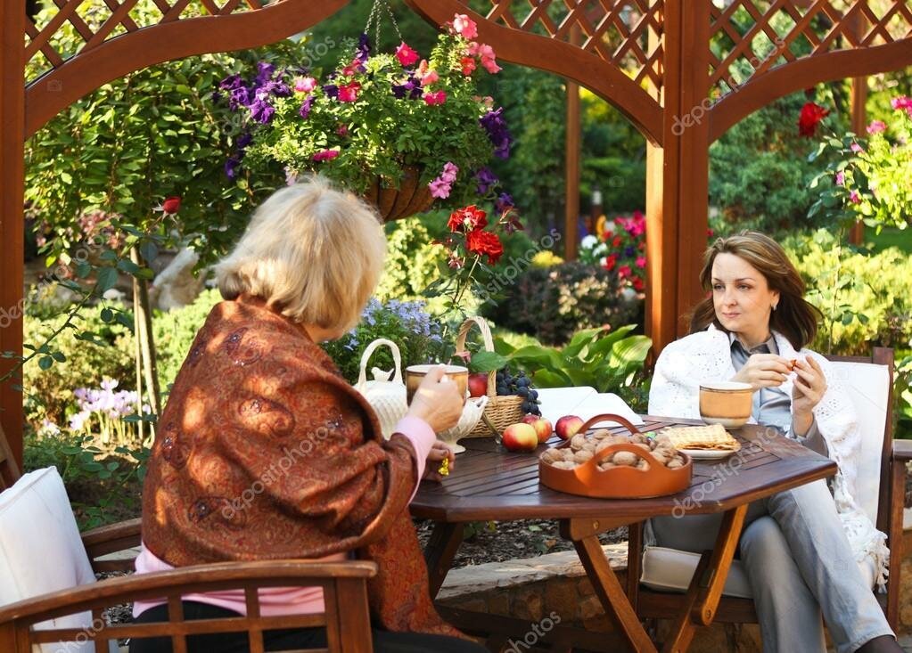 Мама и ее соседка. Чаепитие в саду. Чаепитие на веранде в саду. Подруги в саду. Дамы пьют чай в саду.