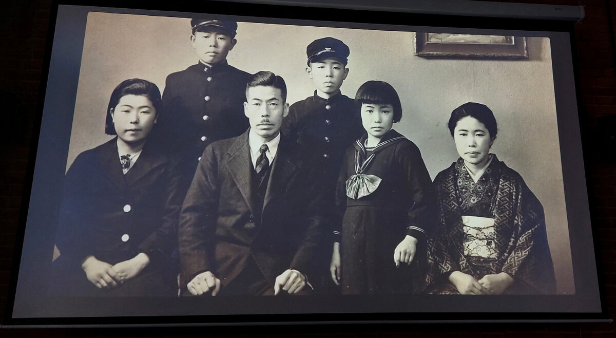 Яёи Кусама в первом ряду третья слева. Она была младшим ребёнком из 4 детей.