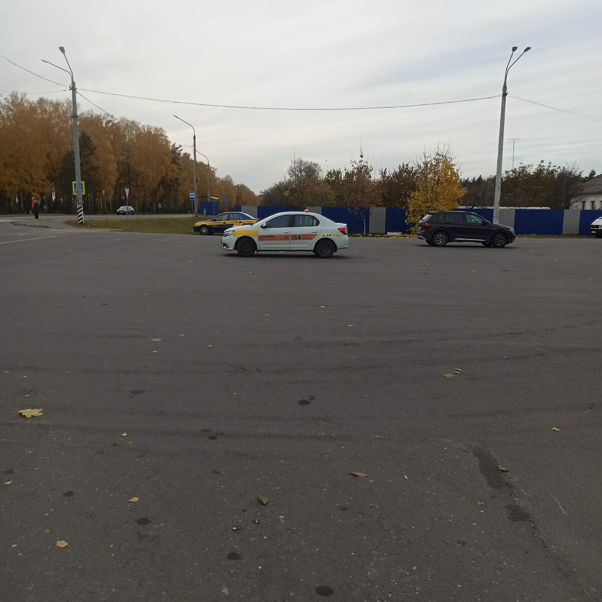 Возле кафе большая парковка