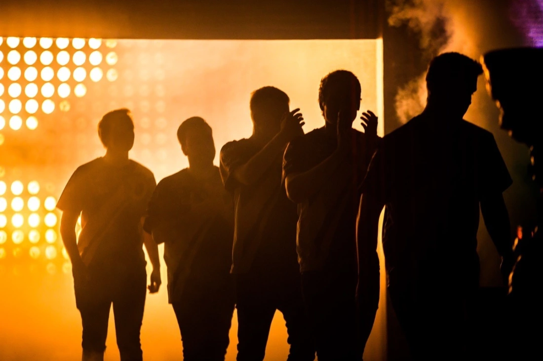 Это был яркий андеграунд с целой кучей харизматичных личностей и удивительных людей. И, конечно, здесь присутствовал жуткий фанатизм: все сражались не за деньги или награды, а просто за халявные часы в клубе и статус команды. 

Алексей «LeX» Колесников
бывший профессиональный игрок