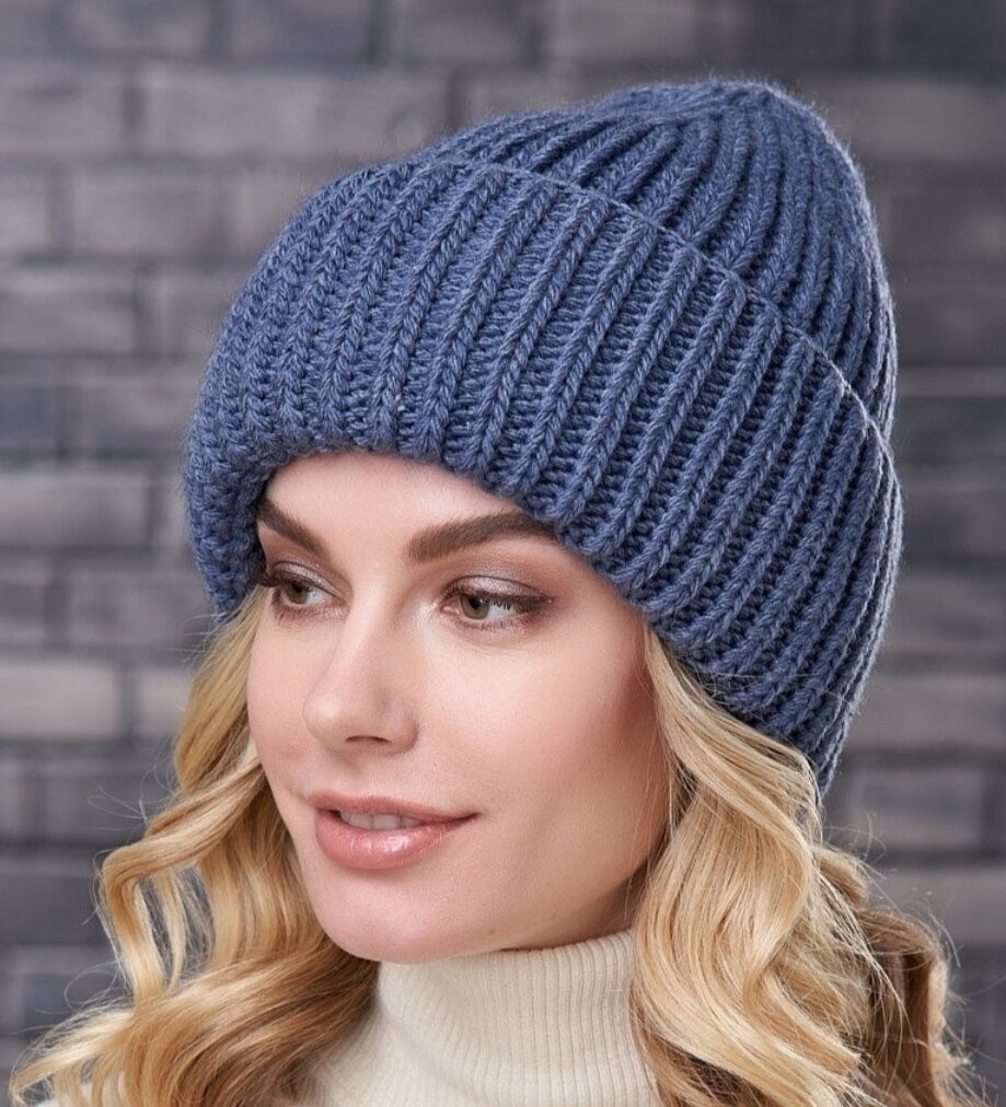 Шапка бини по прежнему актуальна. Связана в рубчик. 