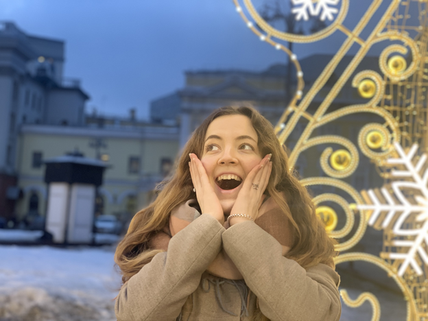 Этой девушке не нужен предлог, чтобы учить вас английскому