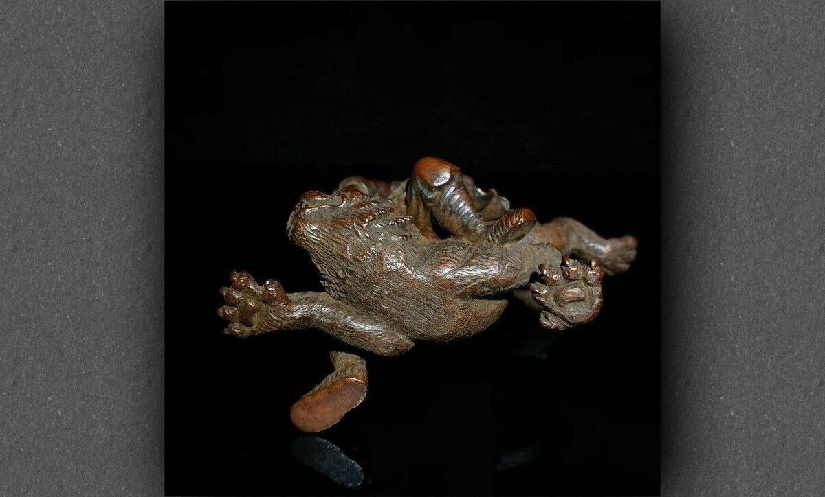 Статуэтка "У Сун забивает тигра". 